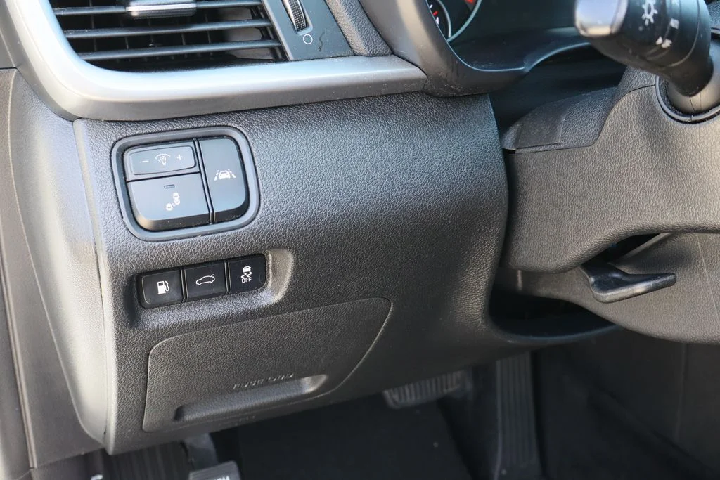 Used 2019 White Kia LX image 12