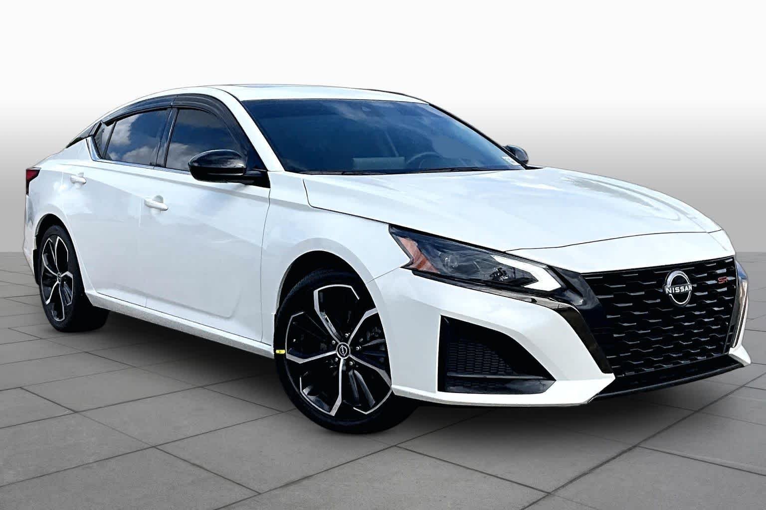 Used 2023 Pearl White Tricoat Nissan 2.5 SR image 3