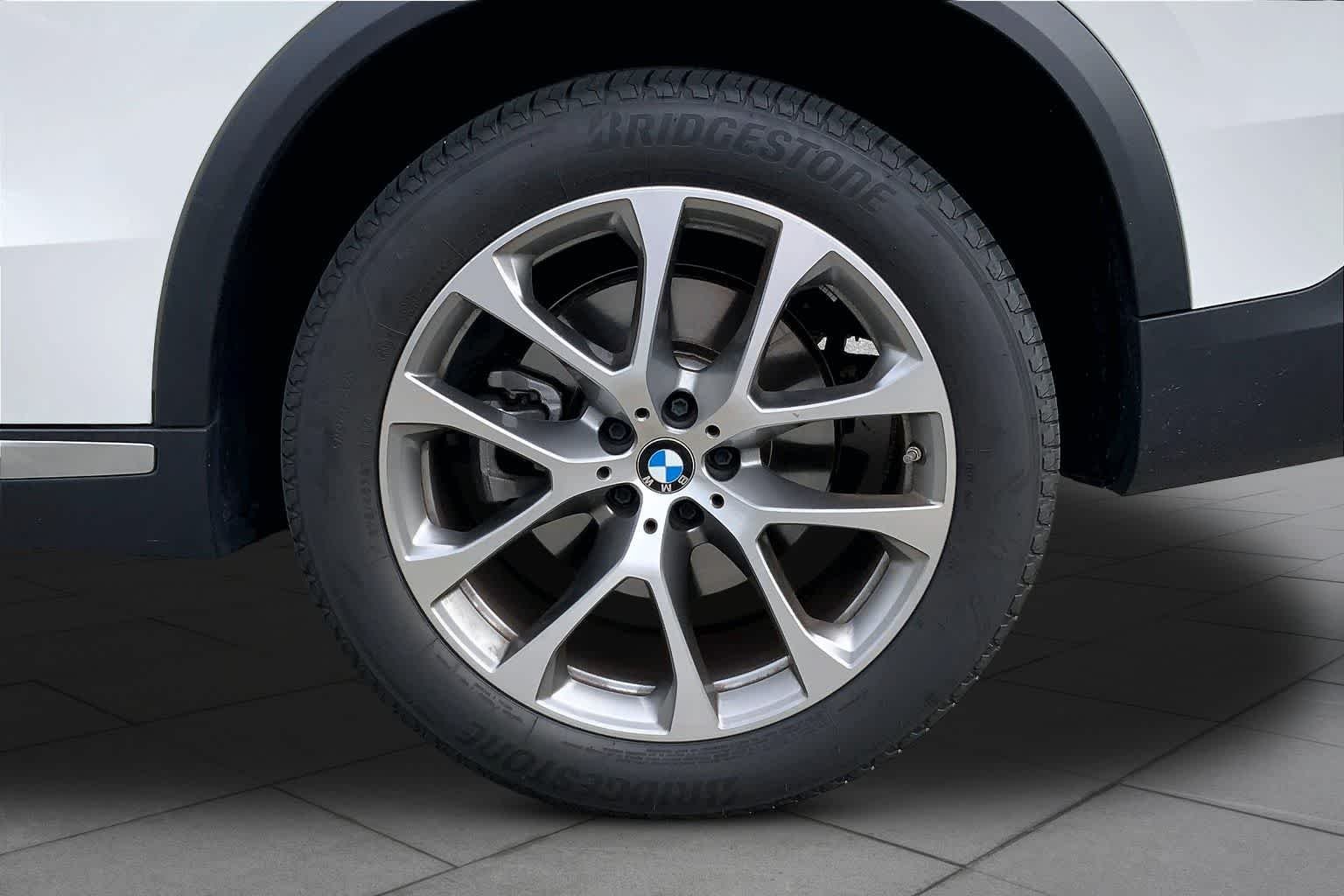 Used 2025 Alpine White BMW sDrive40i image 11