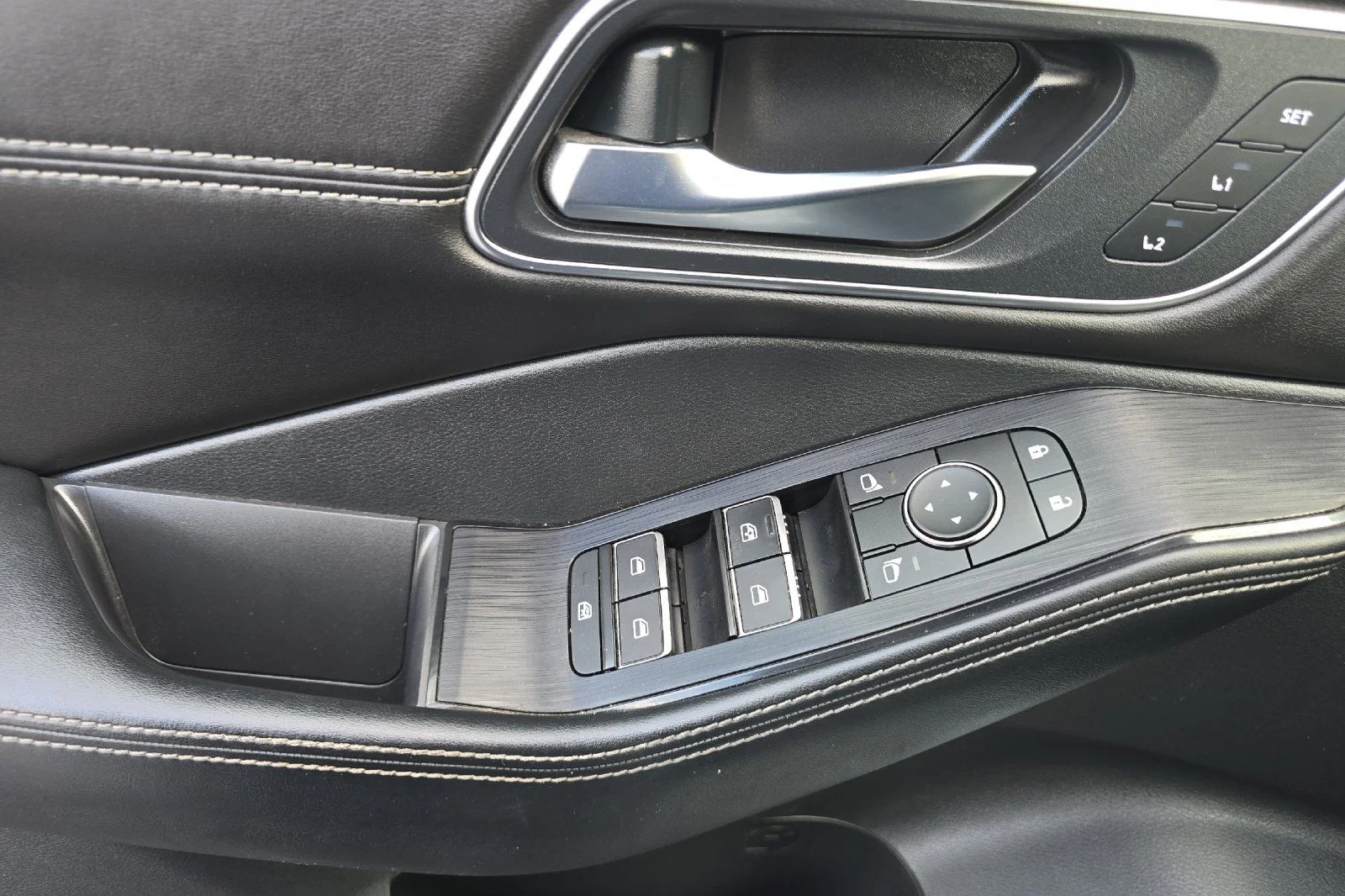 Used 2023 White Nissan Platinum image 10
