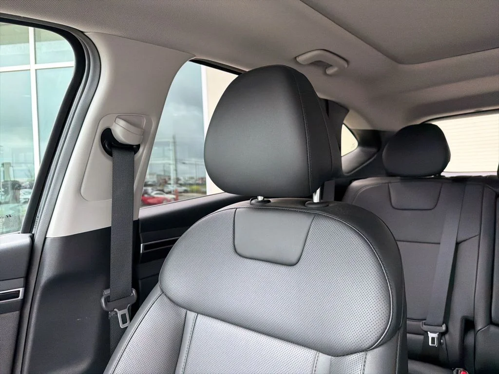 Used 2023 Black Hyundai SEL Convenience image 23