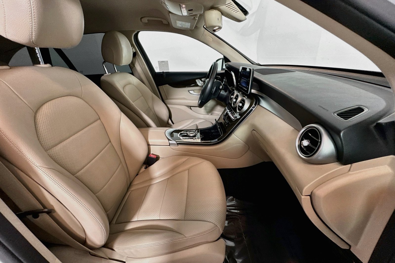 Used 2018 Polar White Mercedes-Benz GLC 300 image 26