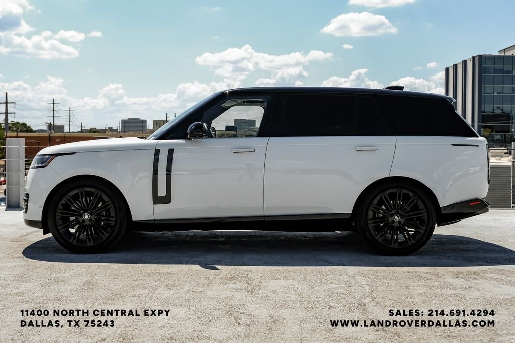 Used 2022 White Land Rover SE image 9