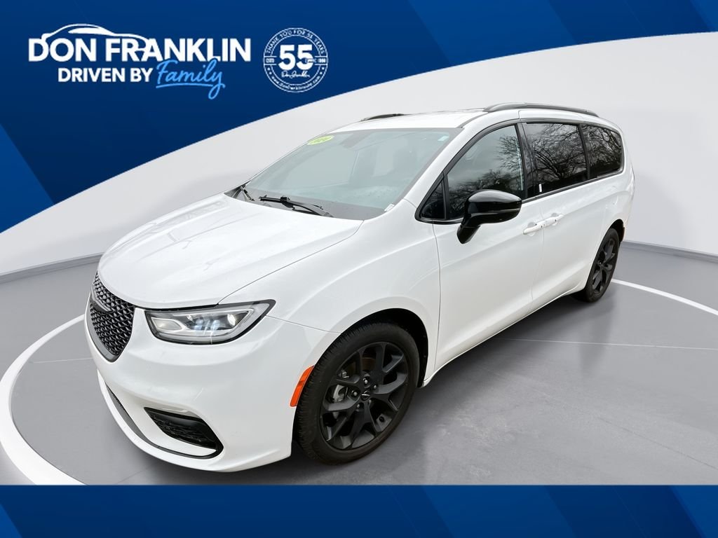2024 Chrysler Pacifica Touring L's photo