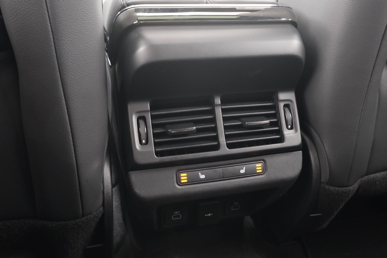 Used 2024 Carpathian Gray Premium Metallic Land Rover Dynamic image 35