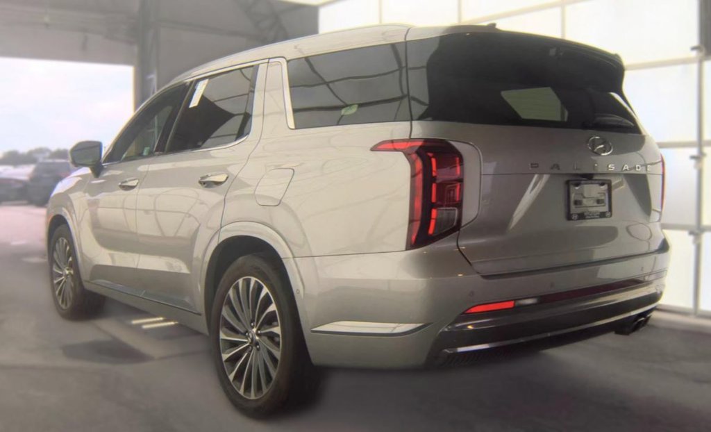 Used 2025 Silver Hyundai Calligraphy image 4