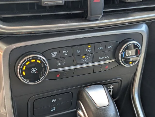 Used 2018 White Platinum Clearcoat Metallic Ford SE image 18