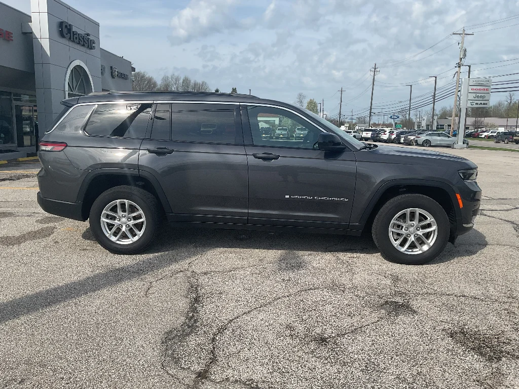 Used 2024 BALTIC GRAY METAL Jeep Laredo X image 4