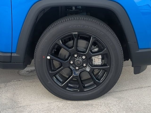 New 2026 Hydro Blue Pearl-Coat Exterior Paint Jeep Latitude image 11