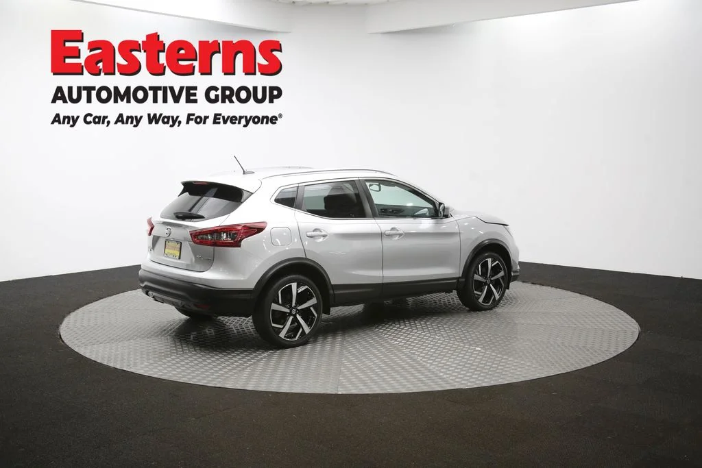 Used 2022 Silver Nissan SL image 41