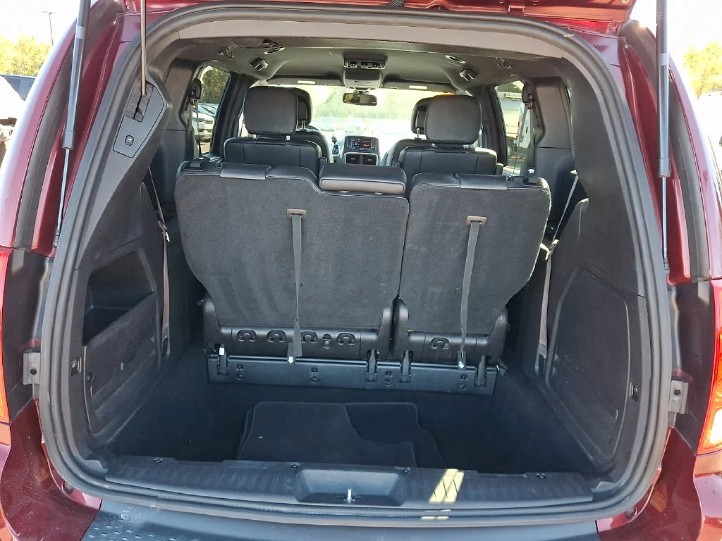 Used 2019 Red Dodge SXT image 31