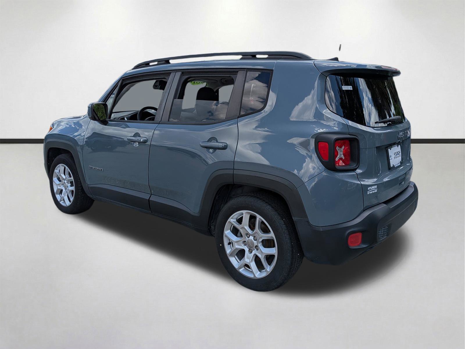 Used 2018 Anvil Jeep Latitude image 6