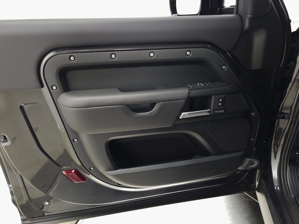 2025 LAND ROVER DEFENDER - Image 12