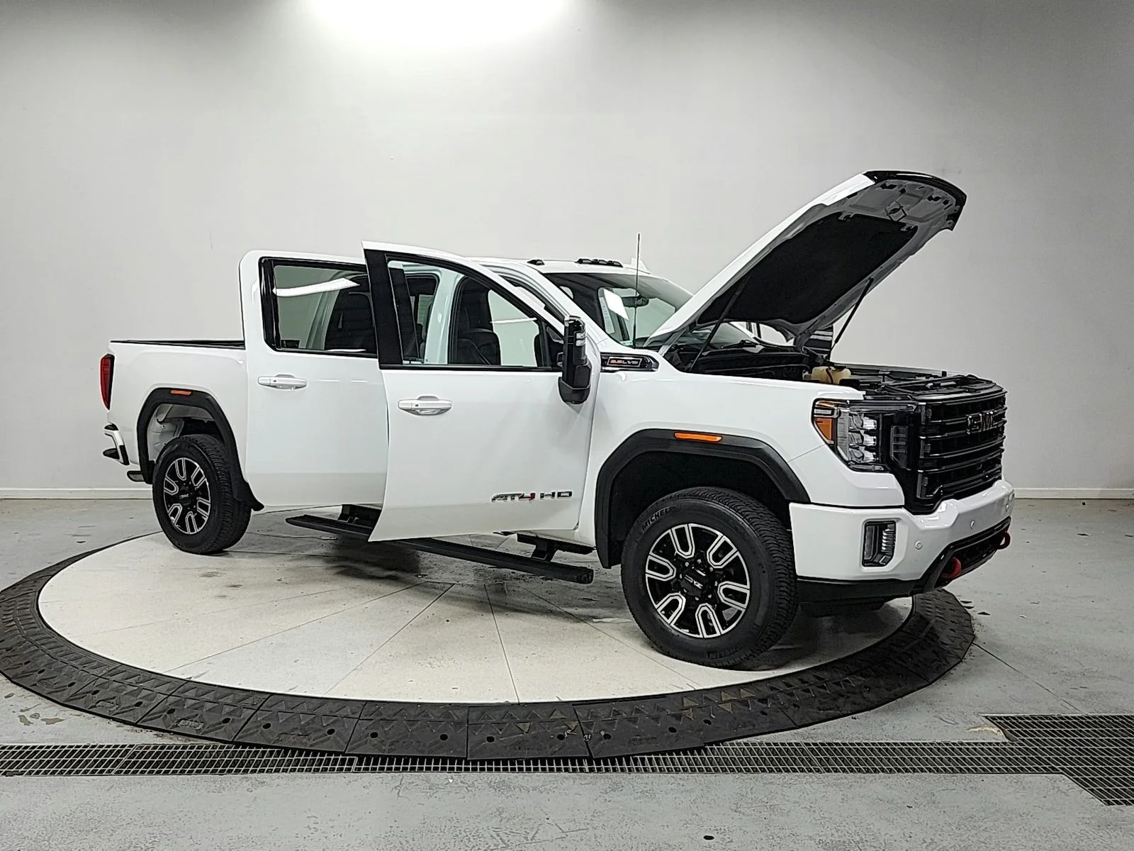 Used 2022 White GMC AT4 image 10