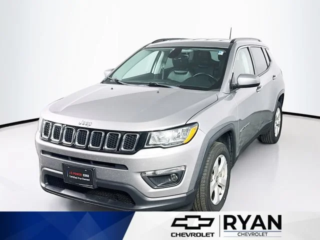 Used 2018 Silver Jeep Latitude image 3