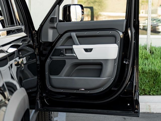 New 2025 Santorini Black Land Rover S image 28