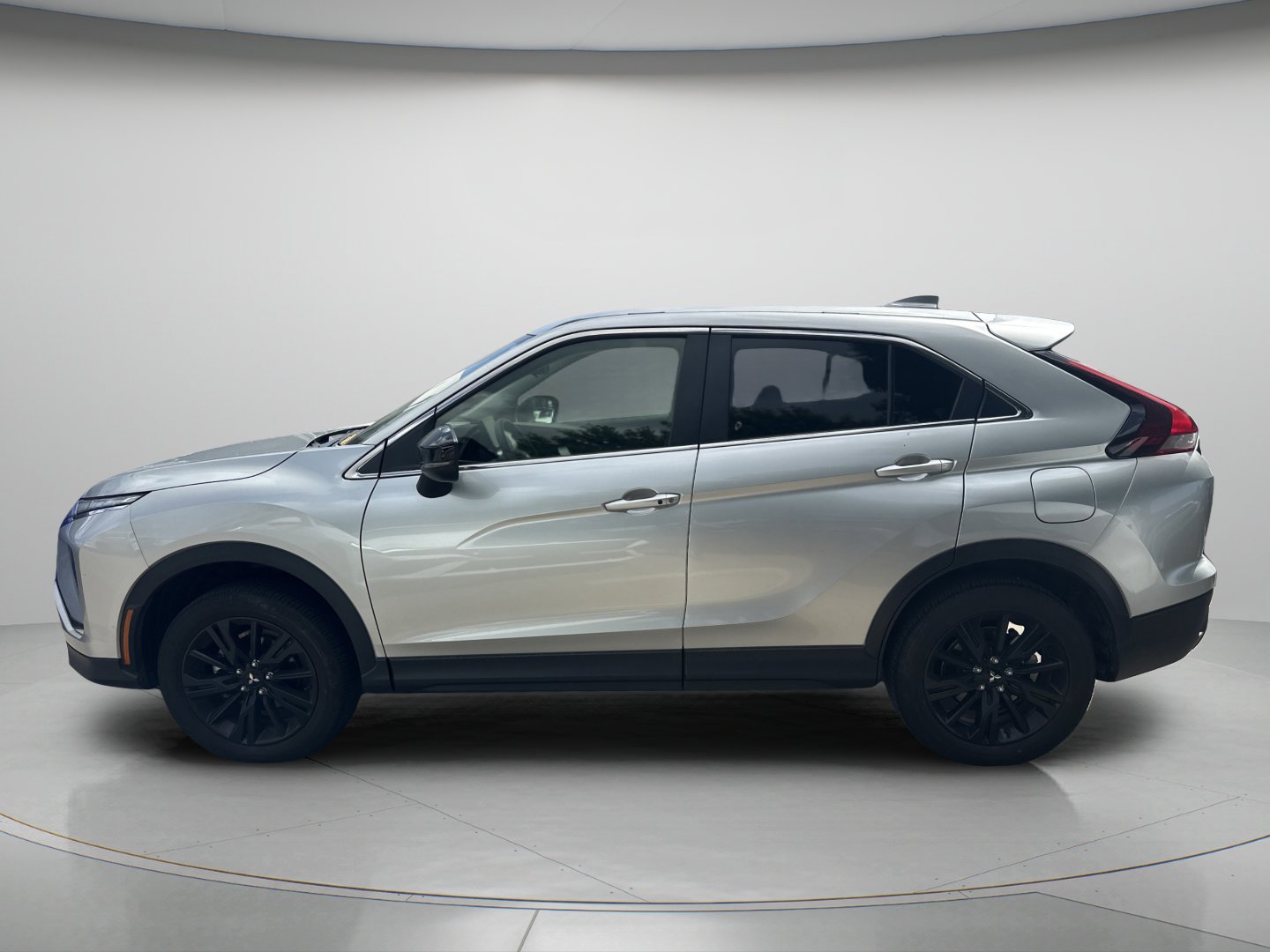 Used 2025 Silver Mitsubishi LE image 4