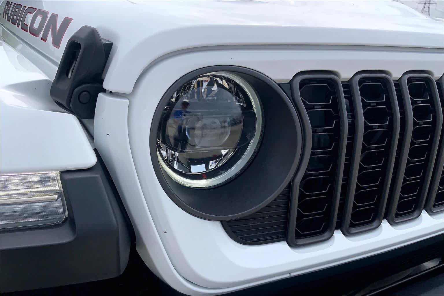 Used 2024 Bright White Clearcoat Jeep Rubicon X image 27