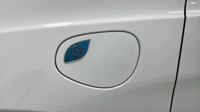 Used 2023 Bright White Clearcoat Chrysler Limited image 44
