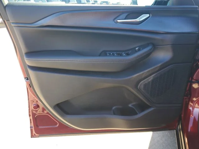 New 2025 Velvet Red Pearl-Coat Exterior Paint Jeep Altitude X image 17
