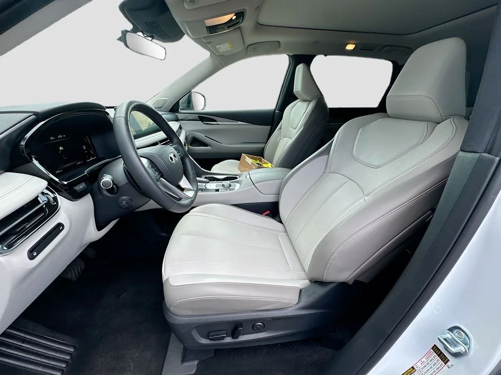 Certified Used 2026 White INFINITI LUXE image 23