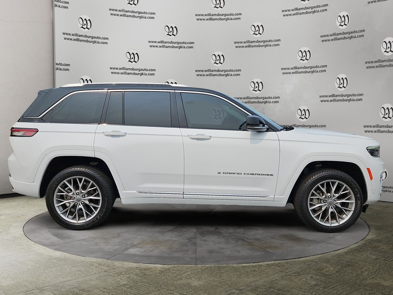 Used 2022 White Jeep Summit image 6