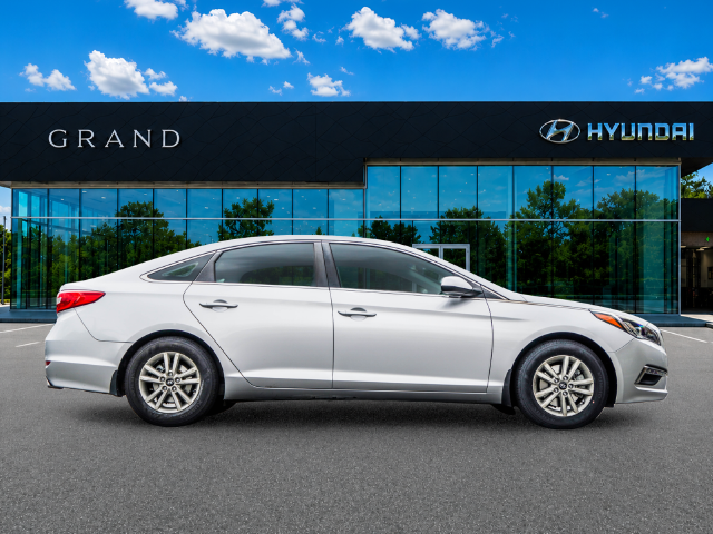 Used 2015 Silver Hyundai SE image 7