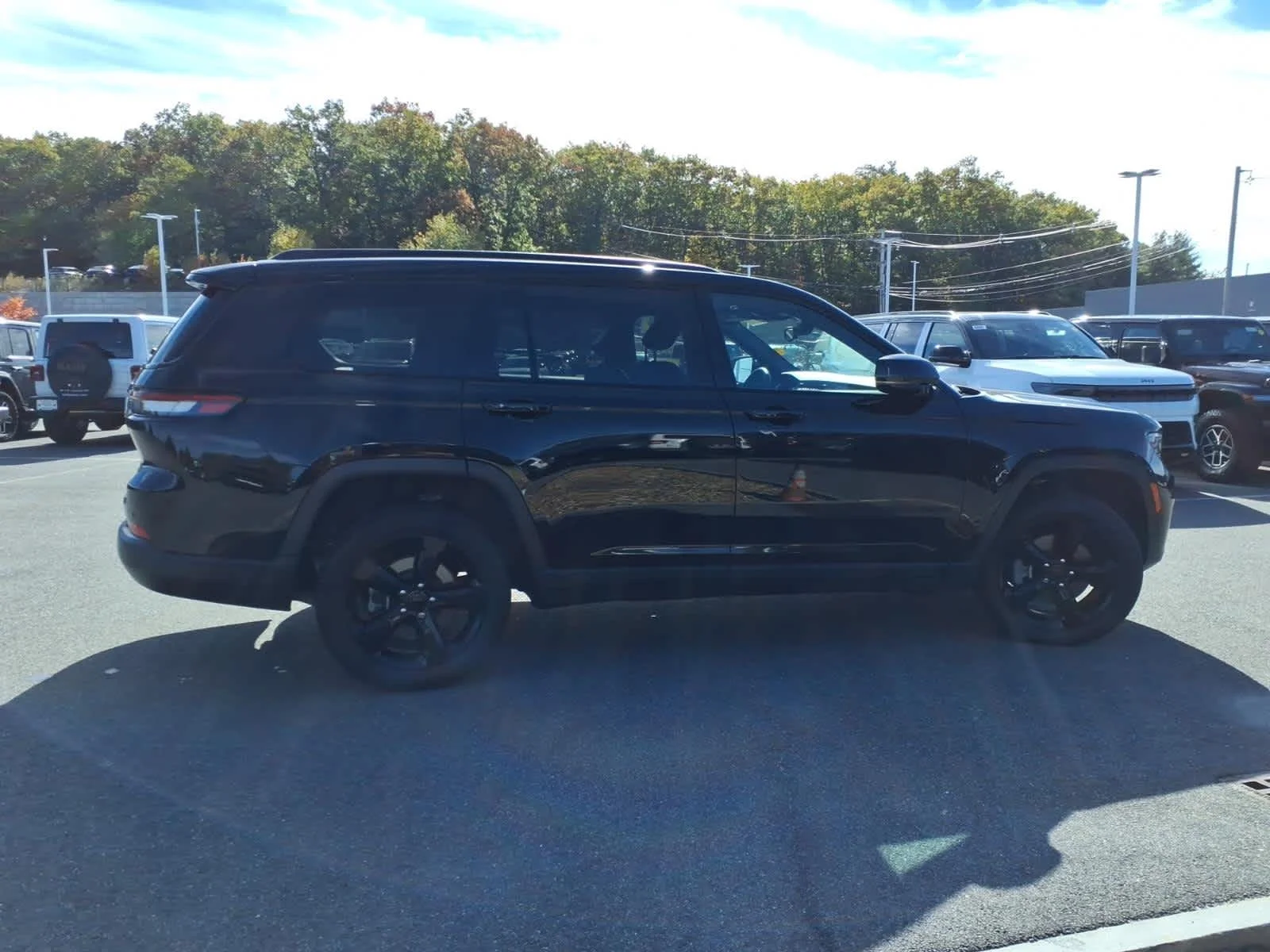 Certified Used 2024 Diamond Black Crystal Pearlcoat Jeep Limited image 6