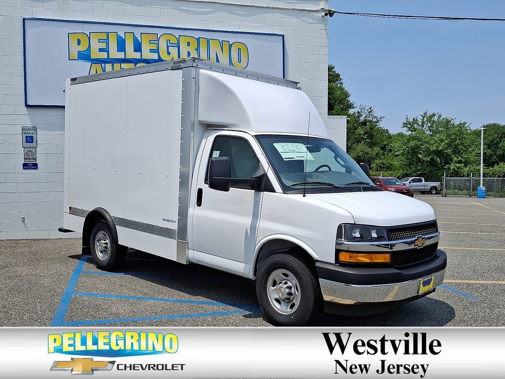 Summit White 2025 Chevrolet Express Chassis 3500 Cutaway 139 Van Rear-Wheel Drive Automatic