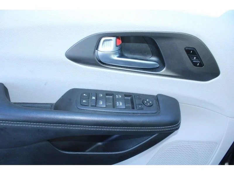 Used 2024  Chrysler Touring L image 10