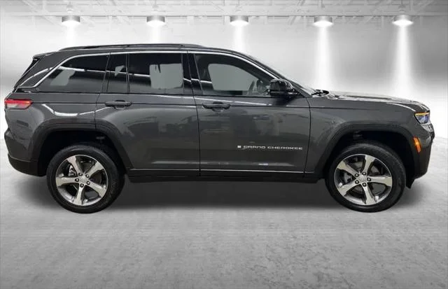 New 2026 Baltic Gray Metallic Clear-Coat Exterior Paint Jeep Limited image 5