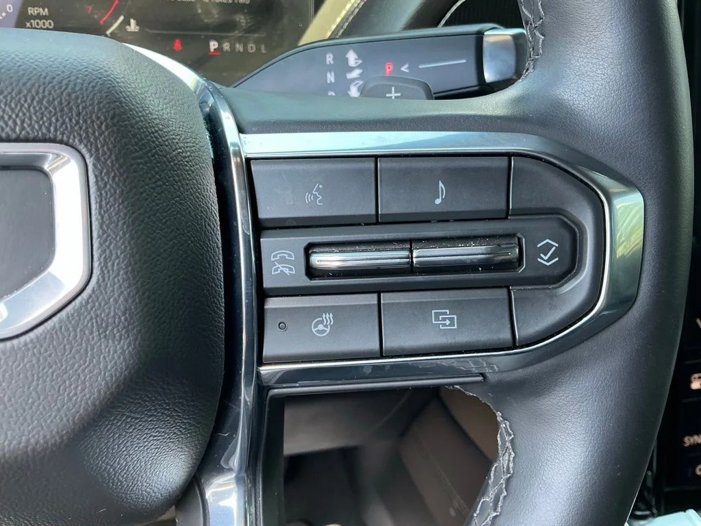 Used 2025 Silver GMC Elevation image 43