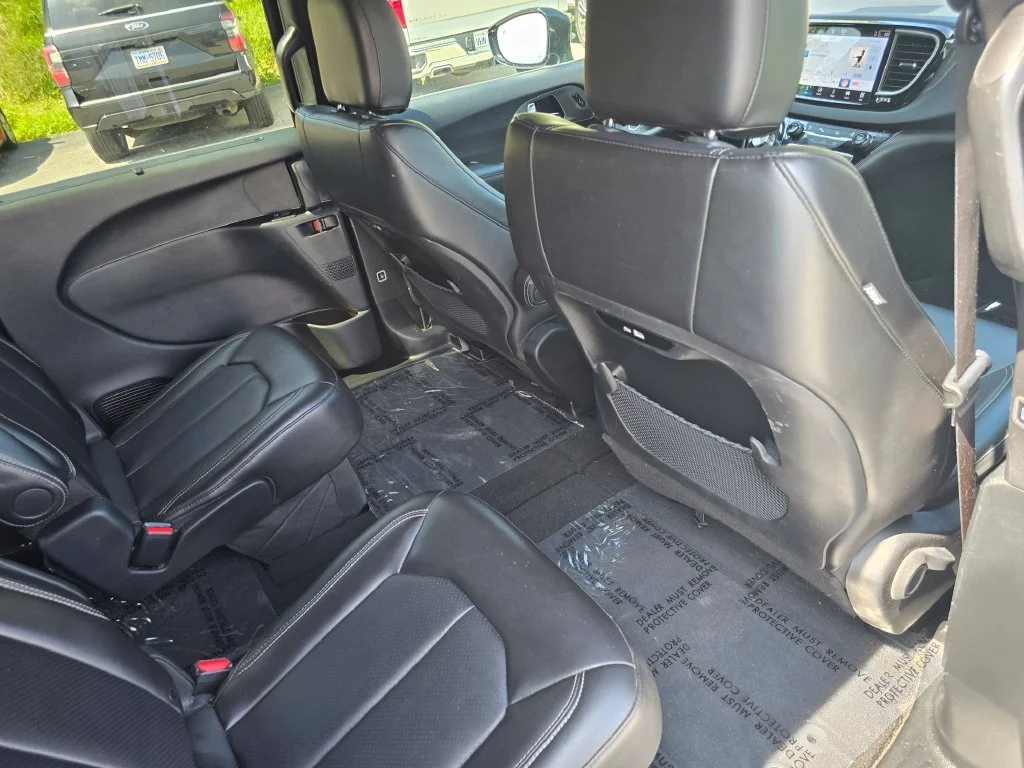 Used 2025 Black Chrysler Select image 27