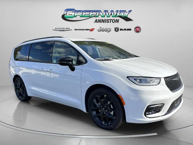 2026 Chrysler Pacifica Select's photo