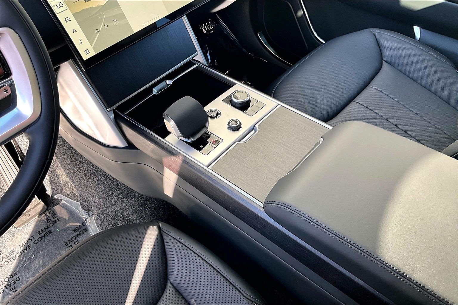 New 2027 Santorini Black Land Rover SE image 8