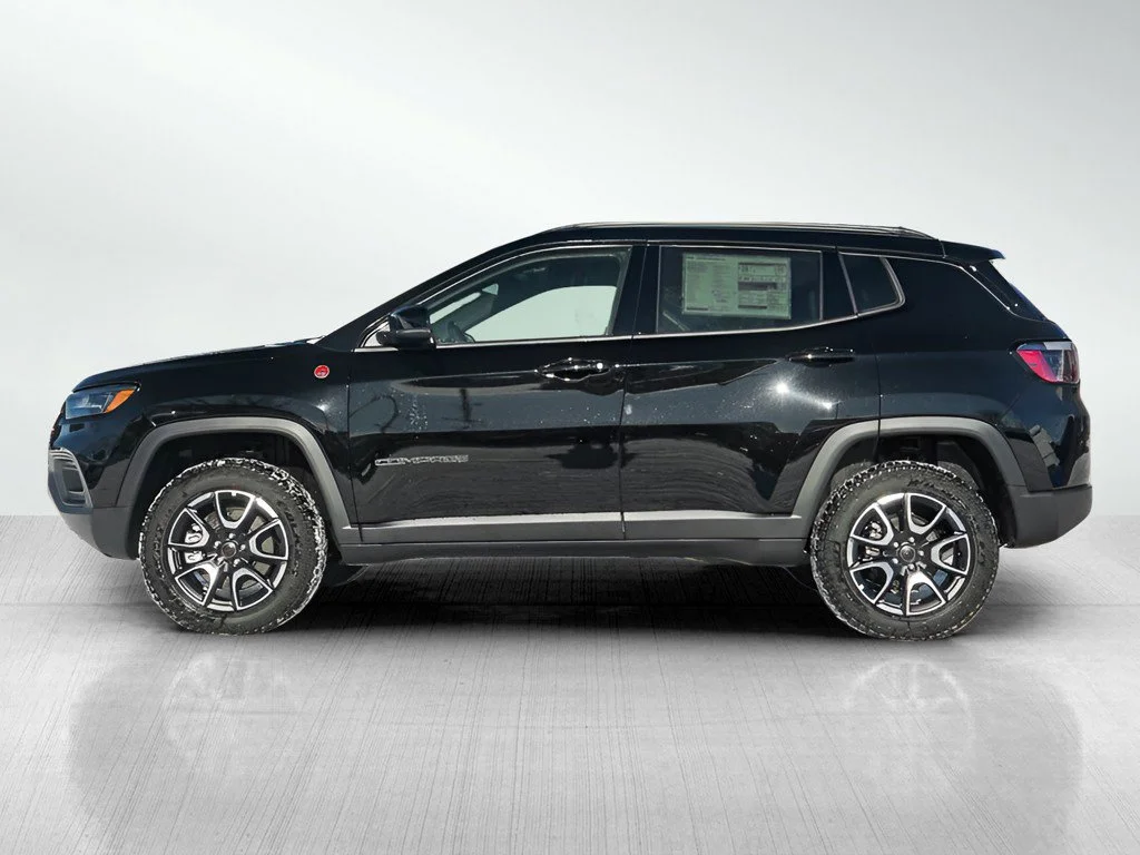New 2026 Diamond Black Crystal Pearlcoat Jeep Trailhawk image 4