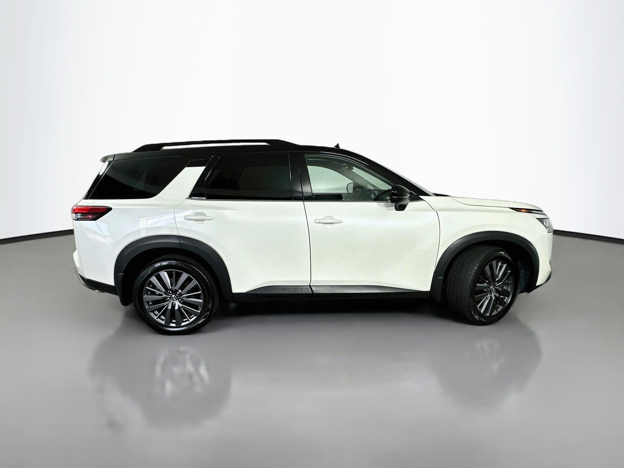 Used 2023 Pearl White Tricoat/Super Black Nissan SL image 9