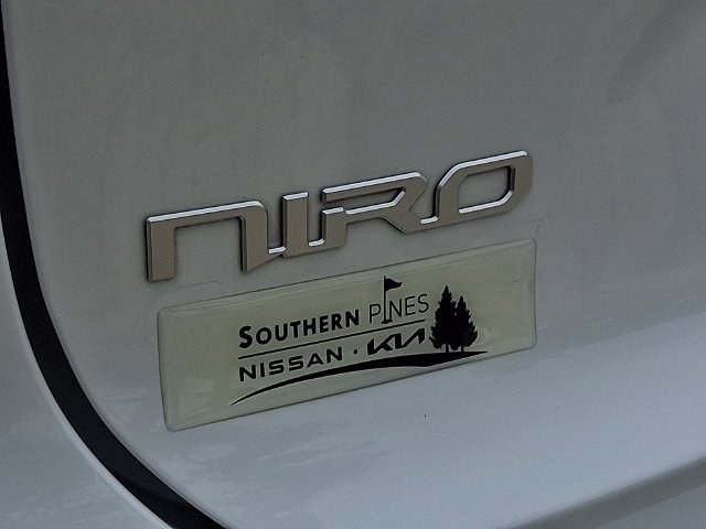 Used 2023 White Kia Wave image 33