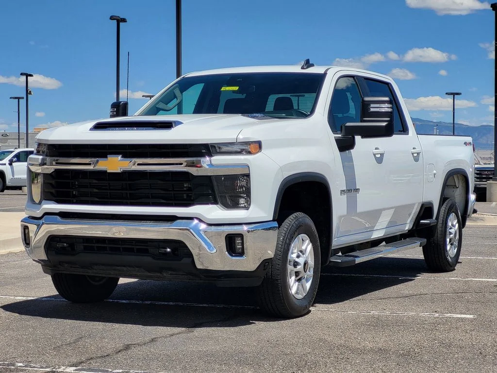 Used 2025 Summit White Chevrolet LT image 4