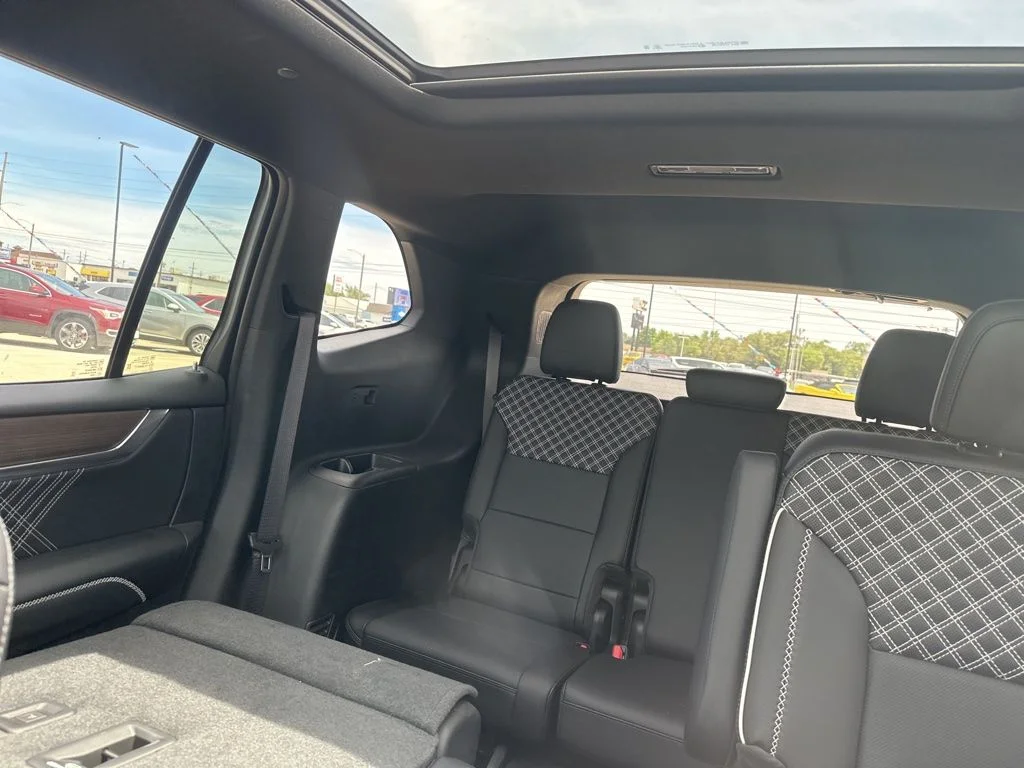 Used 2025 White GMC Denali image 25