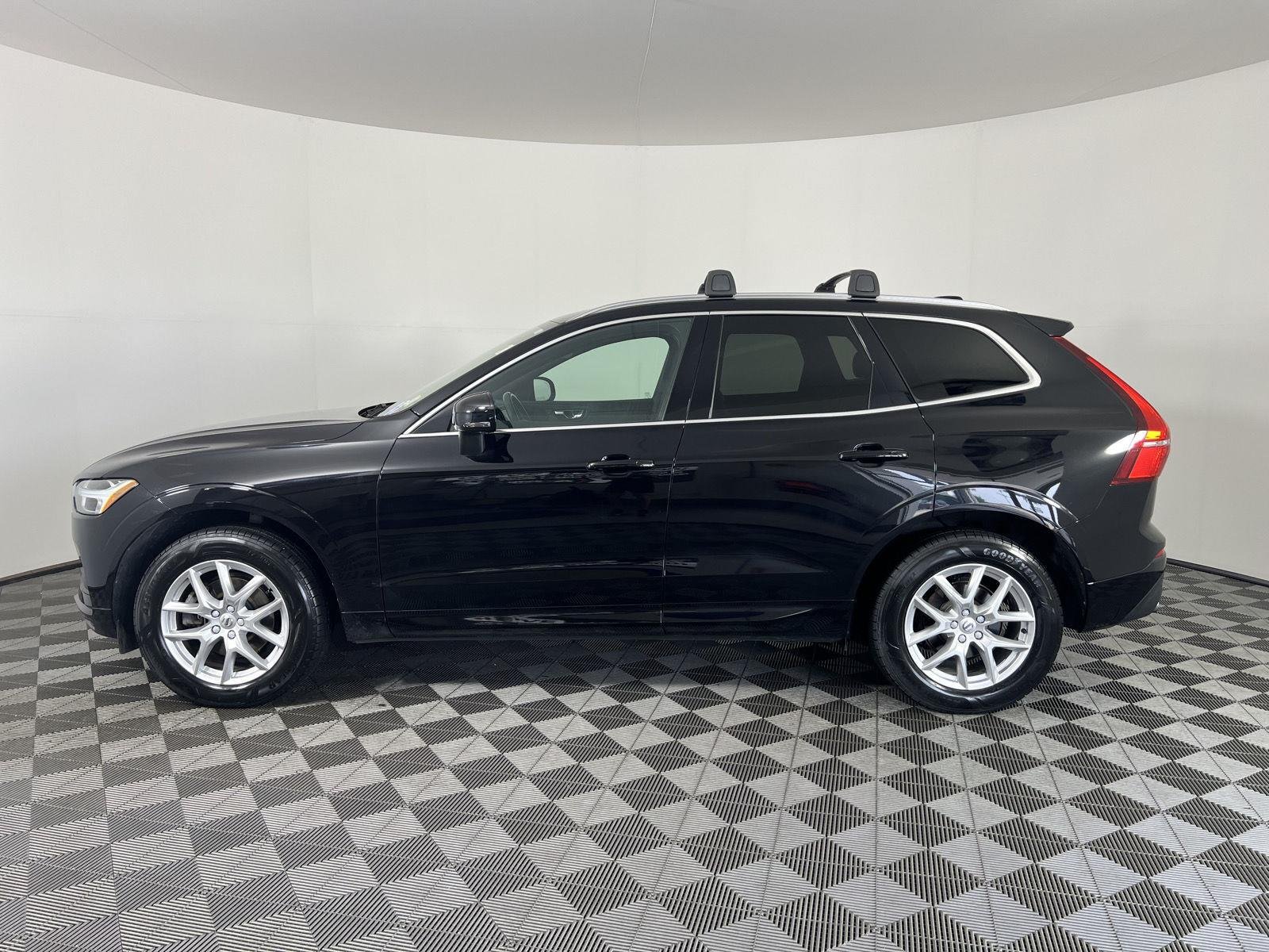 Used 2020 Onyx Black Metallic Volvo Momentum image 31