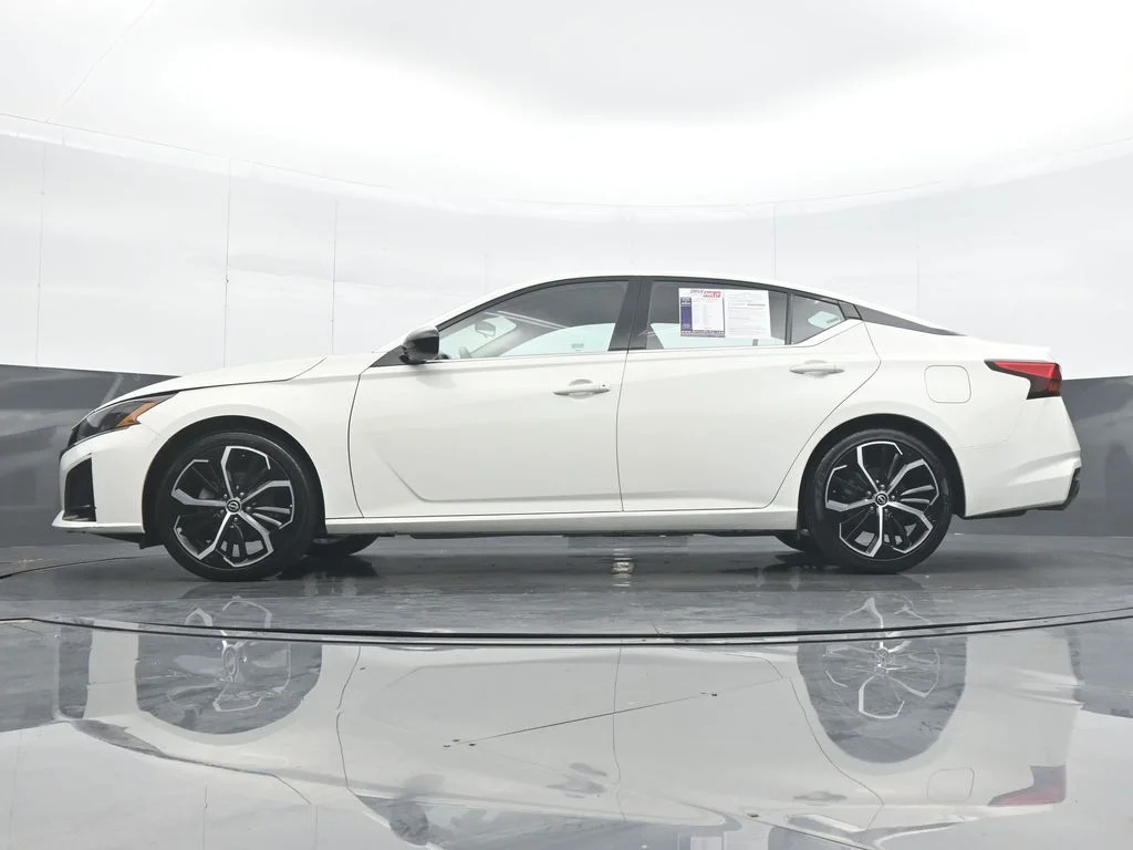 Used 2025 White Nissan 2.5 SR image 28