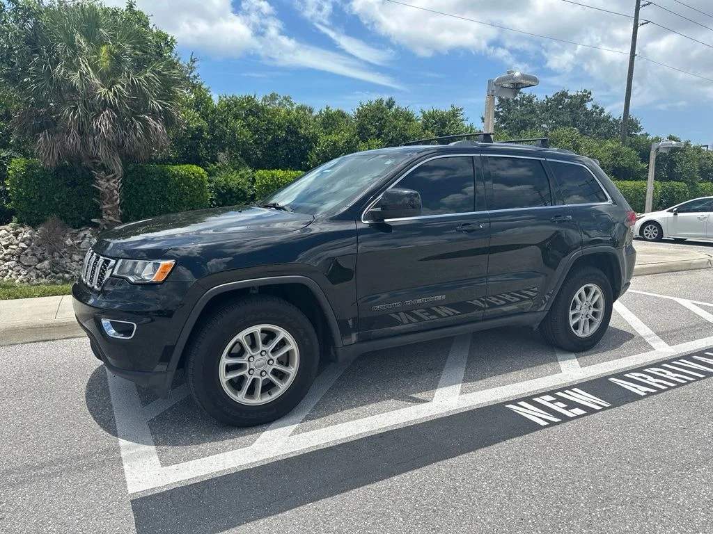 Used 2020 Diamond Black Jeep Laredo E image 11