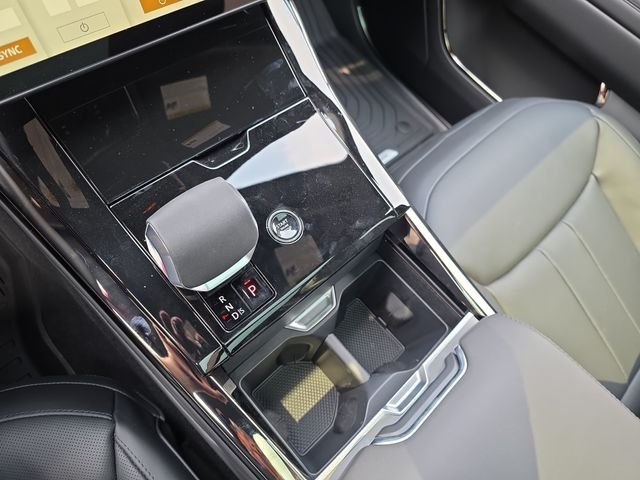 New 2026 Santorini Black Land Rover Dynamic SE image 18