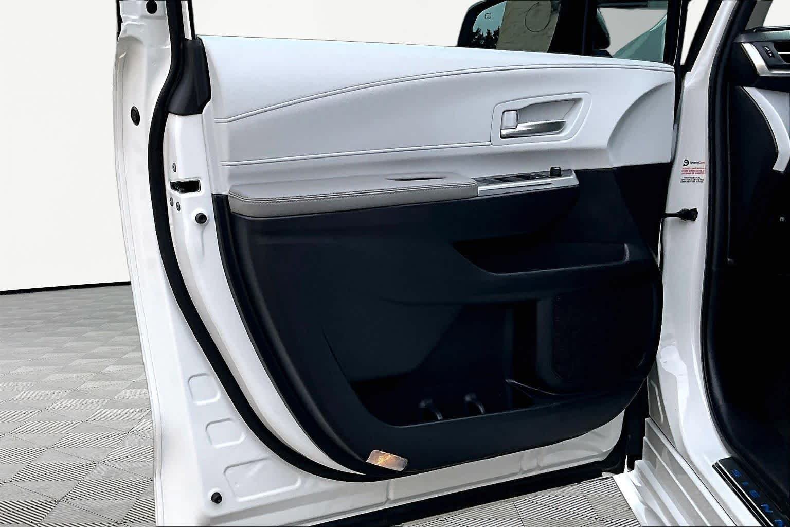 Used 2025 Wind Chill Pearl Toyota XLE image 22
