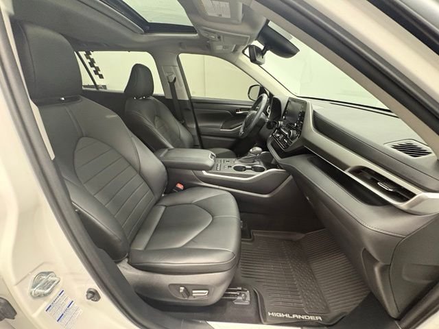Used 2020 White Toyota XLE image 41