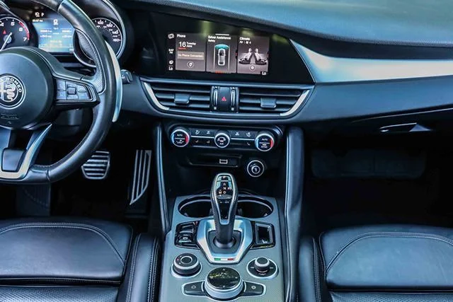 Used 2023  Alfa Romeo Veloce image 10