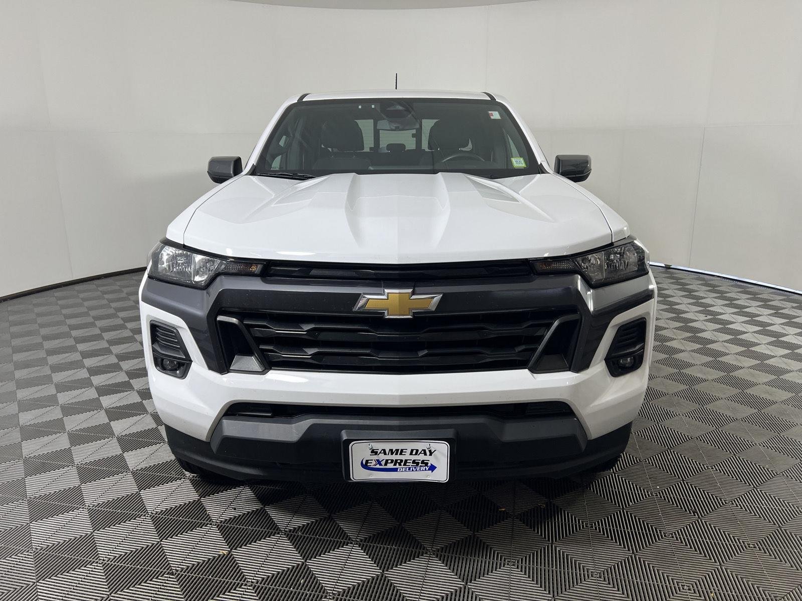 Used 2024 Summit White Chevrolet 4WD LT image 28