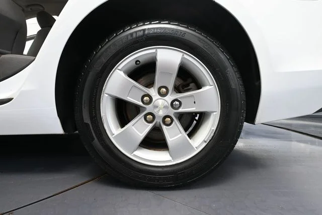 Used 2013 White Chevrolet LS image 9