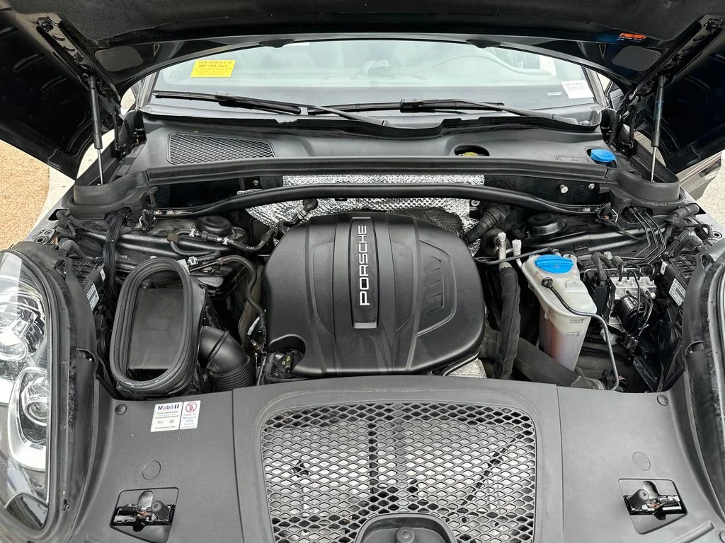 Used 2018  Porsche Base image 16